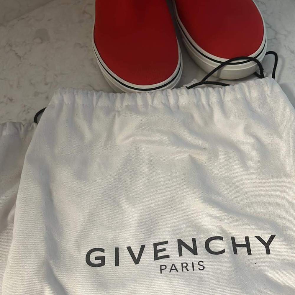 Givenchy - Picture 2 of 4